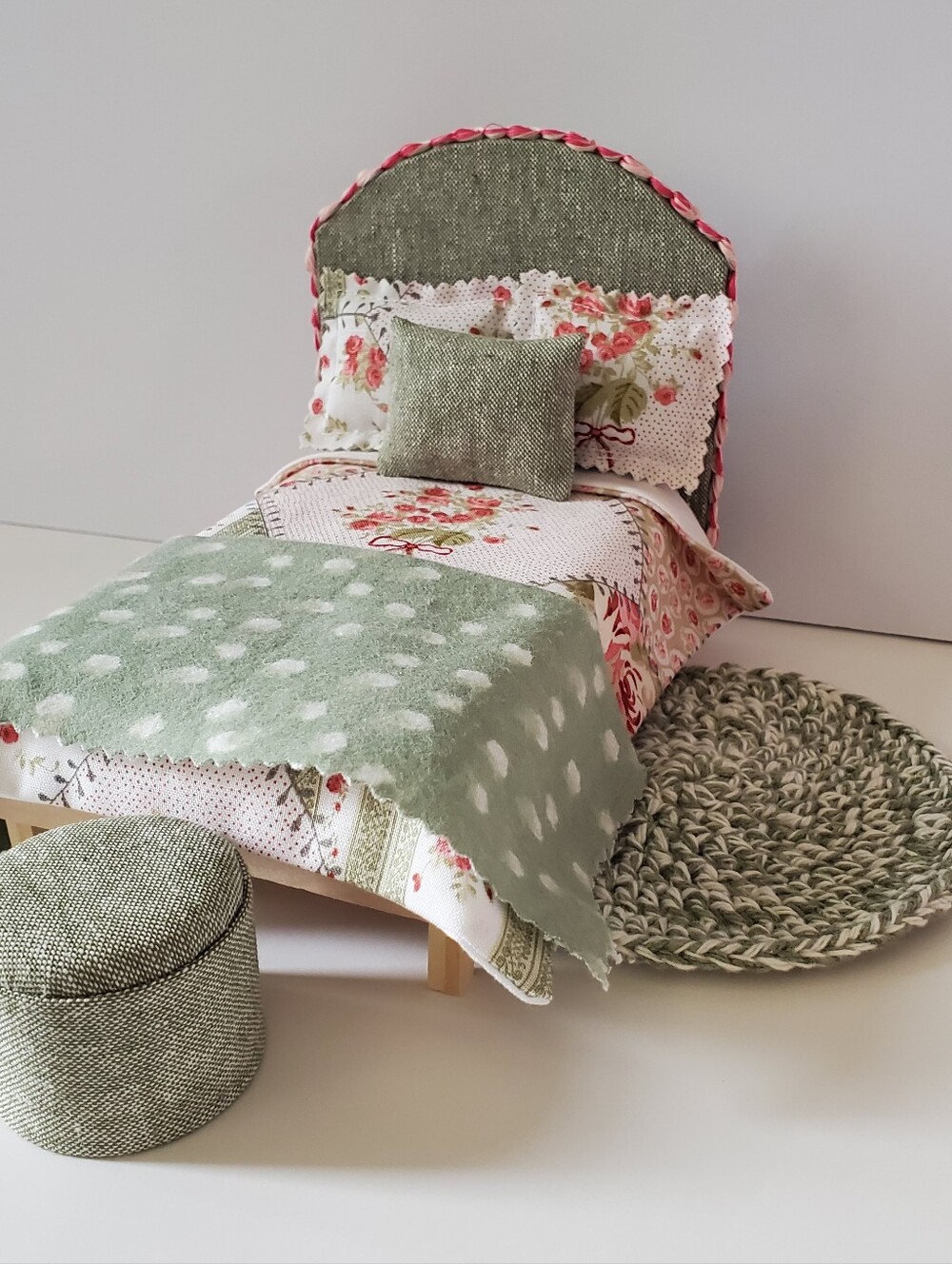 Miniature Dollhouse 1:12 Scale Green Bed Ottoman Floral Maileg